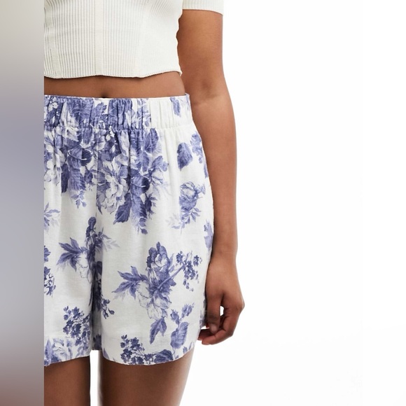 ABERCROMBIE & FITCH linen blend shorts in toile white with blue floral print - Picture 5 of 10